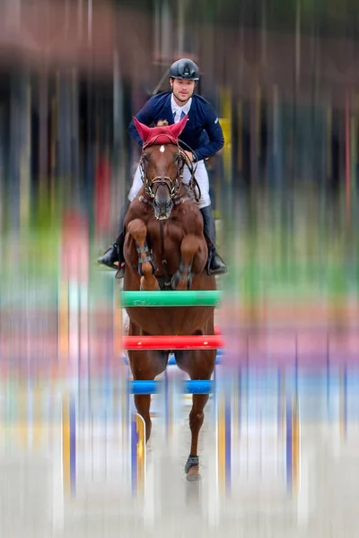 Imagem abstrata com um cavaleiro e um cavalo em movimento no salto da mostra — Fotografia de Stock