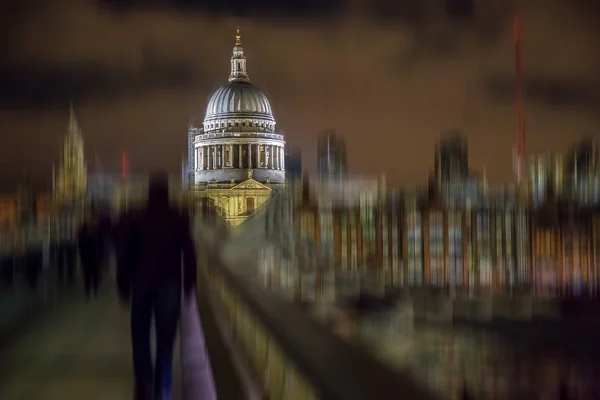 Vista notturna della cattedrale di San Paolo dal ponte Millenium a Lon — Foto Stock