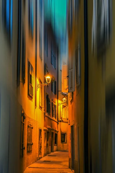 Vista nocturna con pequeña calle en Trieste, Italia — Foto de Stock