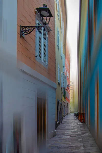 Перегляд за допомогою однієї невеликий вулиці в Трієст, Італія — стокове фото