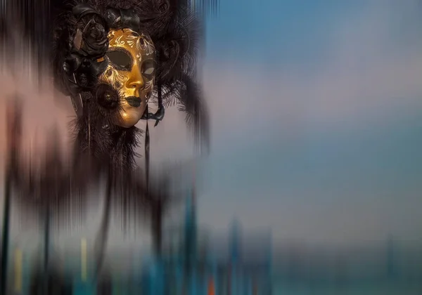 Masken går på Venedigs karneval — Stockfoto