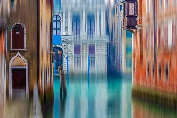 Вид на канал в Венеции, Италия — стоковое фото