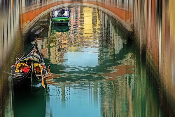 Канал с гондолой в Венеции, Италия — стоковое фото