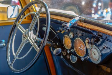 Eski model bir araba sürücüsü kokpit