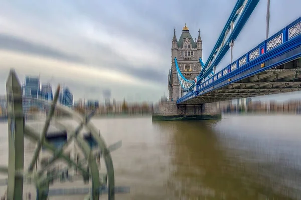 Vista de Fish Eye con arquitectura londinense desde Tower Bridge — Foto de Stock