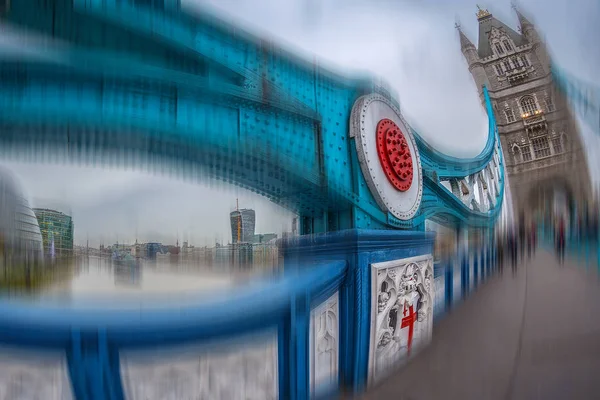Widok miasta z Londynu na rzece Tamizie od mostu Tower Bridge — Zdjęcie stockowe