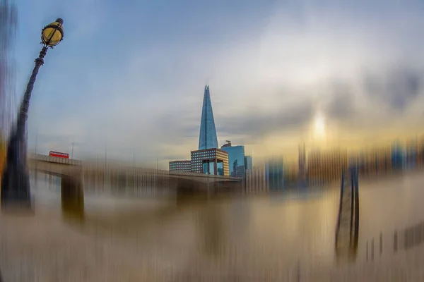 Вид на башню Shard Tower и берега реки Thames внизу — стоковое фото
