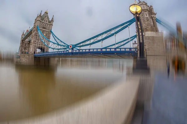 Fish Eye arquitectura vista desde Tower Bridge y Londres sobre riv — Foto de Stock