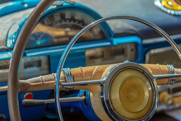 La cabina del conductor y el volante de un coche antiguo —  Fotos de Stock