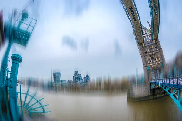 Fish Eye vista con architettura londinese dal Tower Bridge — Foto Stock