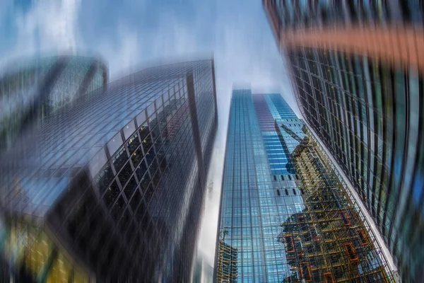 Desfoque de movimento com arranha-céus e novos edifícios em construção i — Fotografia de Stock