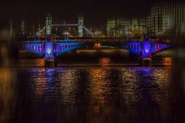 Vista pictórica con rascacielos de Londres y Tower Bridge, en el —  Fotos de Stock