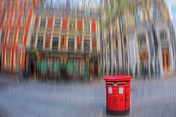 シャーロック ・ ホームズ パブと典型的な古い赤いイギリス モーションブラーします。 — ストック写真