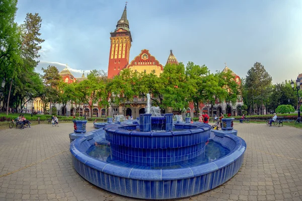 Fontaine bleue et hôtel de ville à Subotica, Serbie — Photo