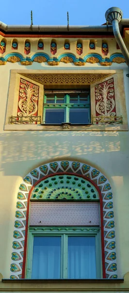 Szczegóły architektury w stylu art nouveau w jednym budynku w Subo — Zdjęcie stockowe