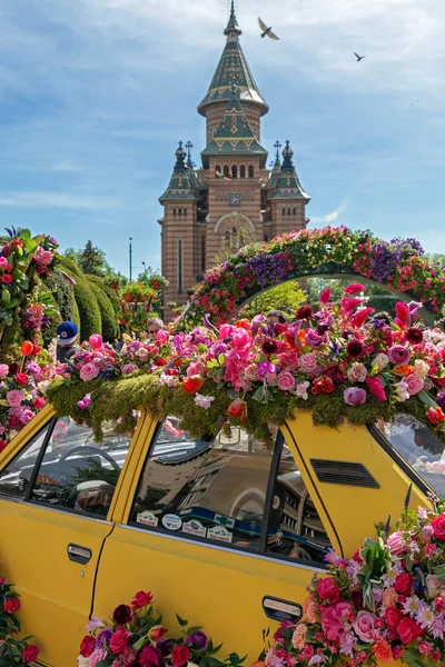 Hermosa decoración floral de un coche viejo en Timisoara, Rumania — Foto de Stock