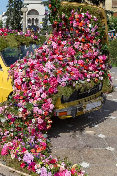 Bela decoração floral de um carro velho em Timisoara, Roménia — Fotografia de Stock