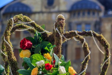 Çiçek dekorasyonu Regal taç