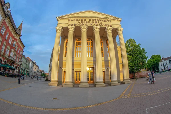 Vista frontal del antiguo edificio de teatro en Subotica, Serbia — Foto de Stock