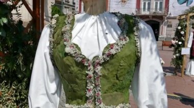 Timisoara, Romanya - 27 Nisan 2018: Çiçek dekorasyon çiçeklerden yapılmış bir popüler Kostüm giymiş iki ahşap heykeller ile. Çiçek Festivali Belediye tarafından düzenlenen Alman etnik kadınlar.