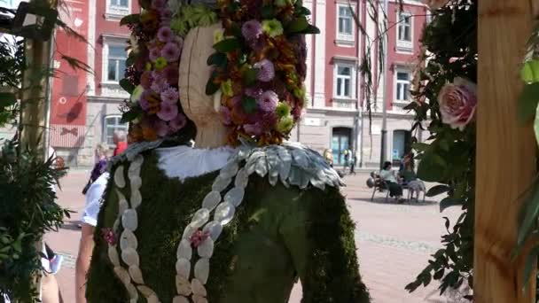 Τιμισοάρα Ρουμανία Απριλίου 2018 Floral Διακόσμηση Ένα Ξύλινο Άγαλμα Ντυμένος — Αρχείο Βίντεο