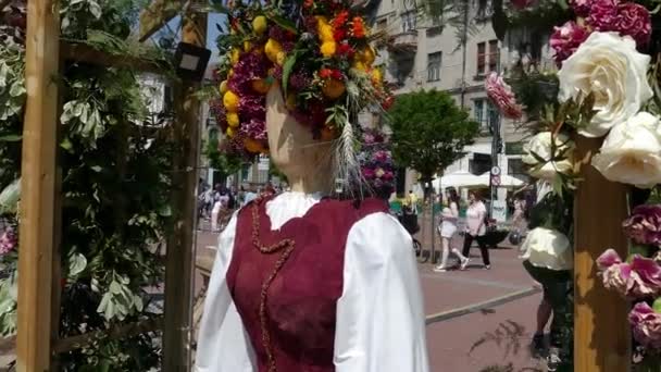 蒂米什瓦拉 罗马尼亚 2018年4月27日 花卉装饰与一个木制雕像穿着一个流行的服装制成的花朵 来自乌克兰的少数民族妇女 市政厅举办的花卉节 — 图库视频影像