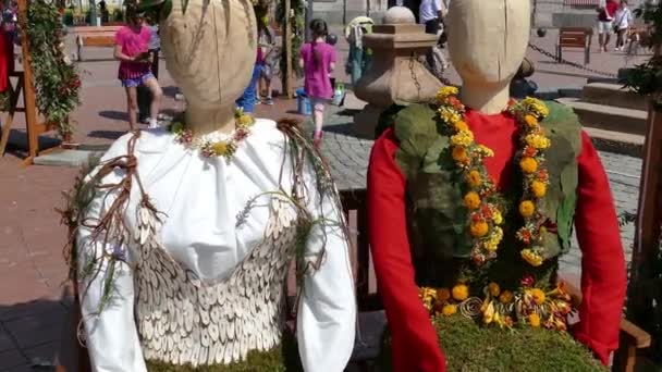 Timisoara Rumänien April 2018 Blumenschmuck Mit Zwei Holzstatuen Einem Volkstümlichen — Stockvideo