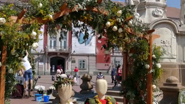 Timisoara Rumunia Kwietnia 2018 Dekoracje Kwiatowe Dwóch Drewnianych Rzeźb Ubrana — Wideo stockowe