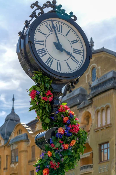 Decorações florais com relógio antigo em Timisoara, Roménia — Fotografia de Stock