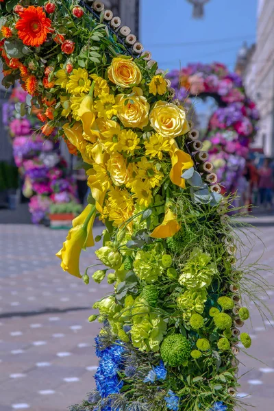 Street floral decorations in Victory Square of Timisoara, Romani — Stock Photo, Image