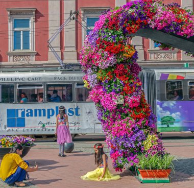 Küçük bir kız ile komik fotoğraf oturum