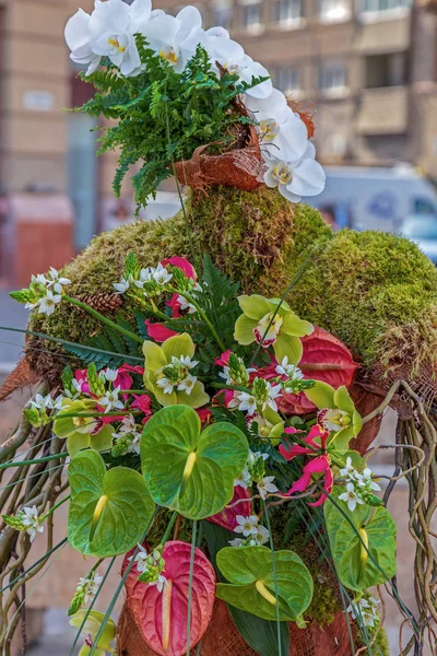Decorações florais de rua que simbolizam uma forma humana — Fotografia de Stock