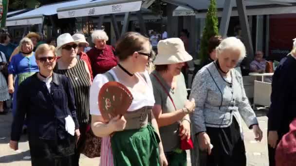 罗马尼亚蒂米索拉 2019年6月16日 在巴纳特德国人的日子和由德国论坛组织的斯瓦比亚人会议之际 斯瓦比亚民族服饰的游行 — 图库视频影像