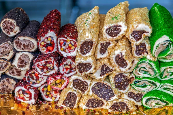 Bakgrund med turkisk färgad hemlagad sötsaker i bulk — Stockfoto