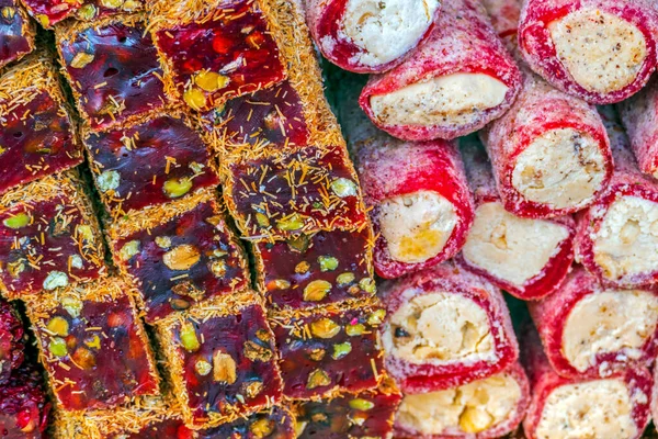 Bakgrund med turkisk färgad hemlagad sötsaker i bulk — Stockfoto