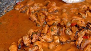 Arka planda büyük bir tavada midye eti ve pişirmeye hazır. Özellikle Akdeniz yemekleri için..