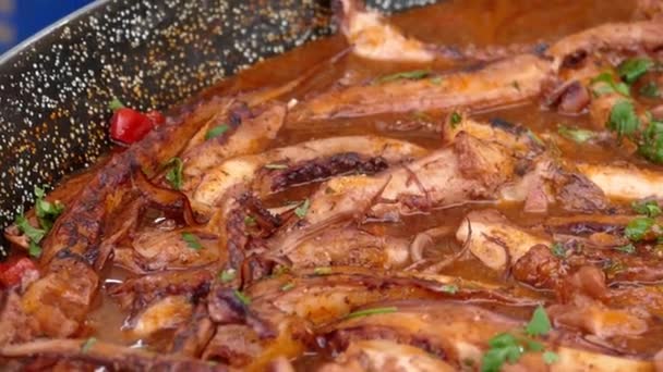 Arkaplanda Büyük Bir Tavada Ahtapot Filetosu Var Pişirmeye Hazır Özellikle — Stok video