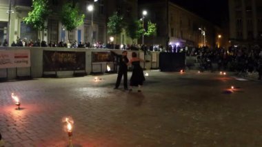 Timisoara, Romanya - 5 Ekim 2019: Ateş Festivali vesilesiyle Belediye tarafından düzenlenen yangın gösterisi.