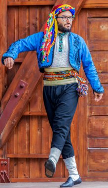 Geleneksel kostümlü Türk dansçı