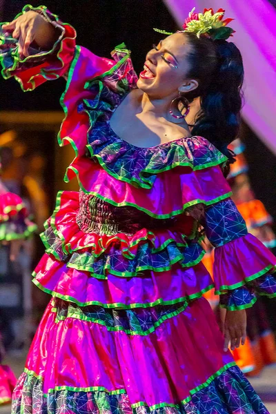 Danseuse colombienne en costume traditionnel — Photo