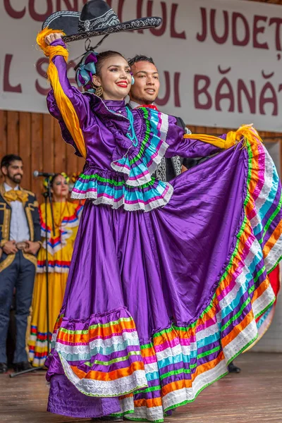 Mexikanische Tänzer in traditioneller Tracht — Stockfoto