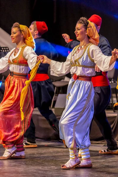 Jovens dançarinos da Sérvia em traje tradicional — Fotografia de Stock