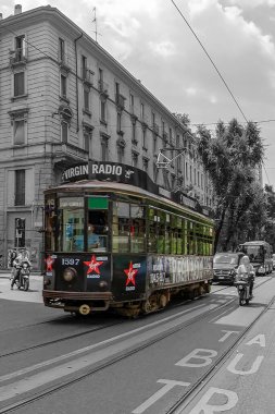 Milano, İtalya 'da siyah tramvay ve yolcular.
