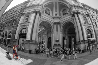 Piazza della Scala'da arp şarkı söyleyen genç kız, Milano, İtalya