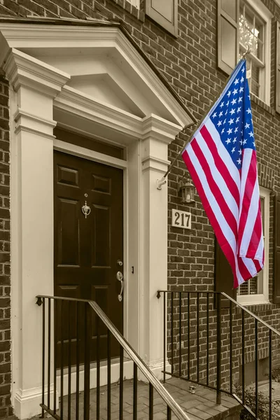 Αμερικανική σημαία μπροστά από τυπικά αμερικανικά σπίτια — Φωτογραφία Αρχείου