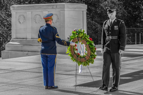 Bytte av vakt ved den ukjente soldats grav i Arli – stockfoto