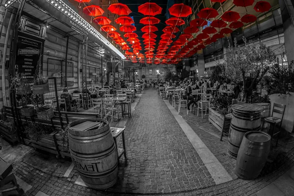 Grappige straat restaurant bedekt met rode paraplu 's — Stockfoto