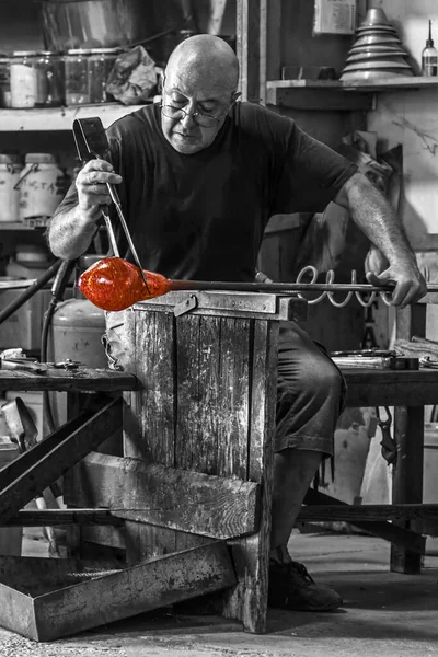 穆拉诺玻璃厂的玻璃工人2号 — 图库照片