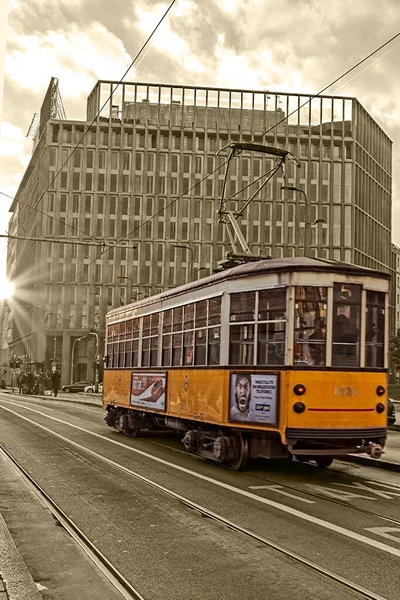 El viejo tranvía amarillo a la luz de la mañana. Calle de Milán — Foto de Stock