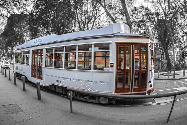 Retro vit spårvagn med passagerare på gatan i Milano, Italien — Stockfoto
